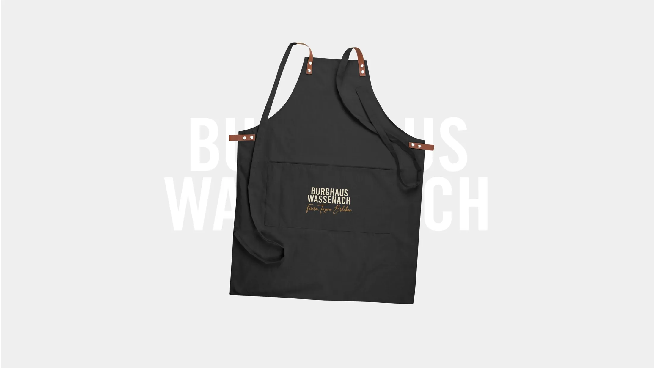 Burghaus Wassenach Schürze mit Logo – Markenanwendung im Service
